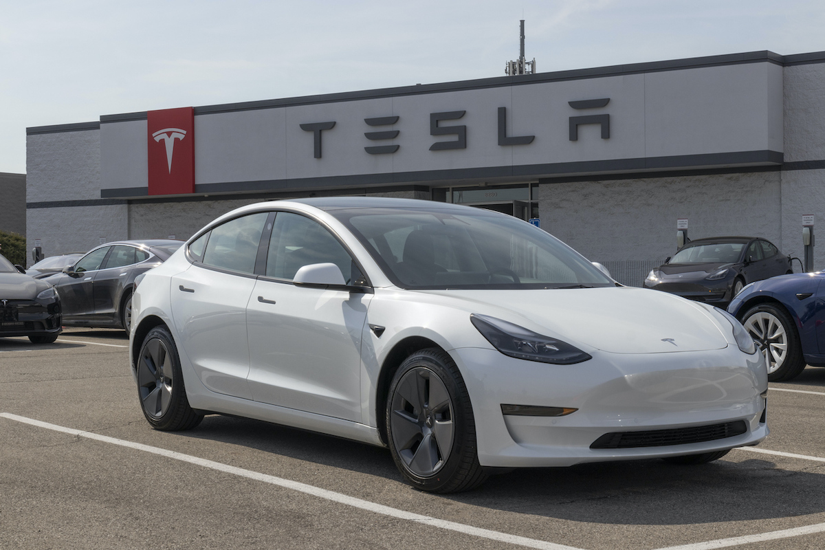 Tesla istock  jetcityimage  1386070484