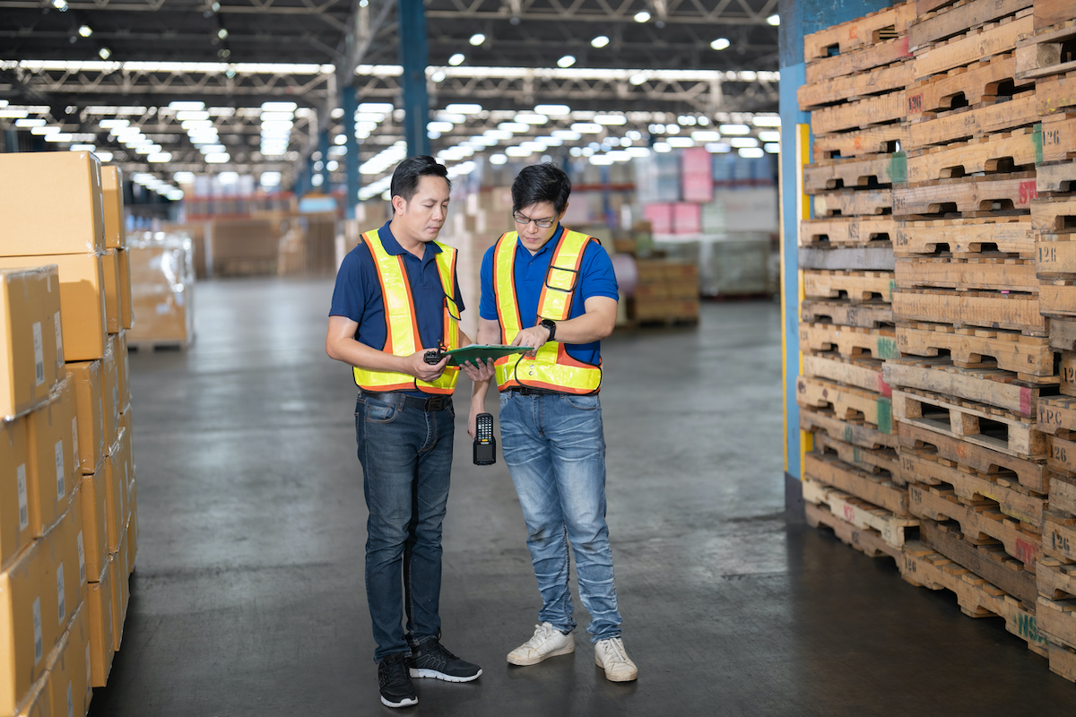 Warehouse workers error istock tongpool piasupun 1410031159
